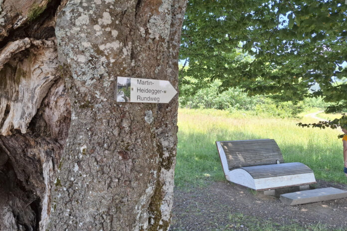 Señal del sendero Martin-Heidegger, en las cercanías de la famosa cabaña del alemán Martin Heidegger en Todtnauberg, en la Selva Negra alemana. EFE/Rodrigo Zuleta.
