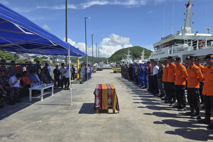 Fotografía de archivo de la ceremonia que dio por finalizado el operativo para encontrar al niño de 10 años desaparecido después de que naufragara el 26 de diciembre un barco turístico en aguas del Parque Nacional de Komodo con una familia española, con tres fallecidos y dos supervivientes. EFE/ Noel Caballero

