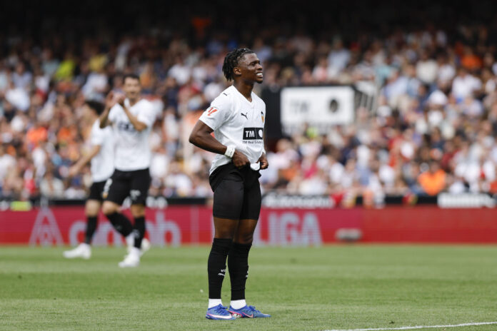 Fotografía de Biel Aliño, en la que puede verse en una imagen de archivo del pasado 2 de mayo al jugador del Valencia Largie Ramazani. EFE
