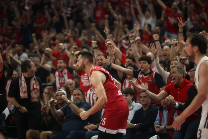 Aficionados del Olympiacos animan durante la final de la Euroliga, disputada este domingo entre el Real Madrid y el Olympiacos. EFE/ GEORGIA PANAGOPOULOU
