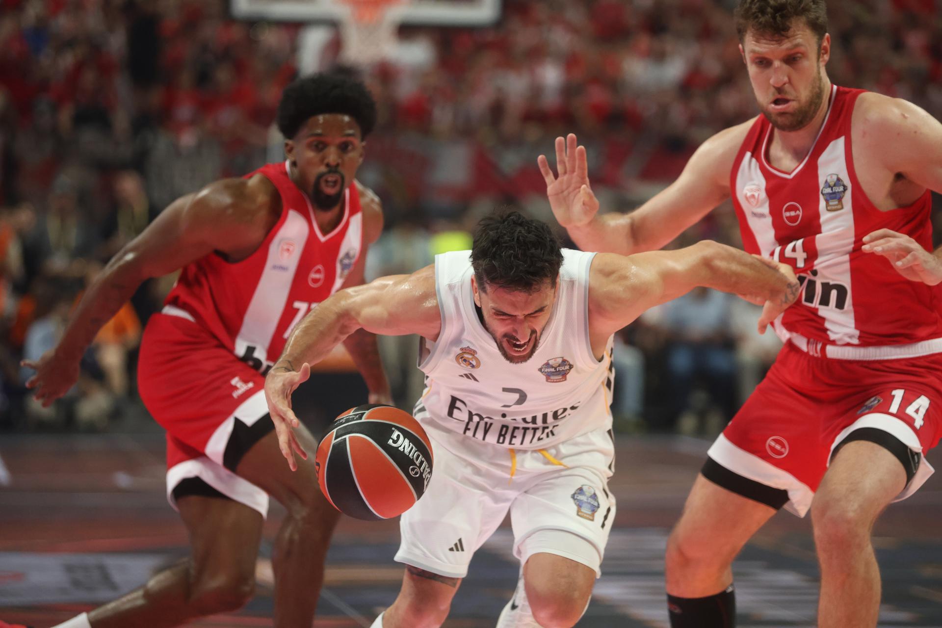 Sasha Vezenkov (d), del Olympiacos, en acción contra el argentino Facundo Campazzo (c), del Real Madrid, durante la final de la Euroliga disputada este domingo. EFE/ GEORGIA PANAGOPOULOU
