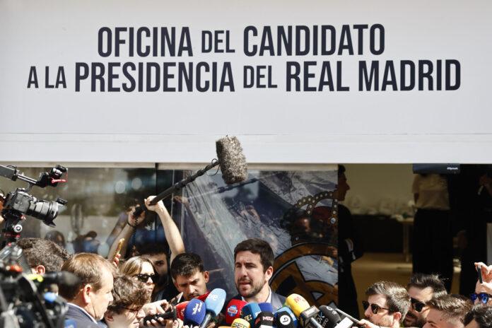 Enrique Riquelme durante la apertura de su sede electoral, este lunes, en Madrid. Enrique Riquelme, candidato a la presidencia del Real Madrid, pidió a su rival en las elecciones, Florentino Pérez, debatir para comparar ideas 