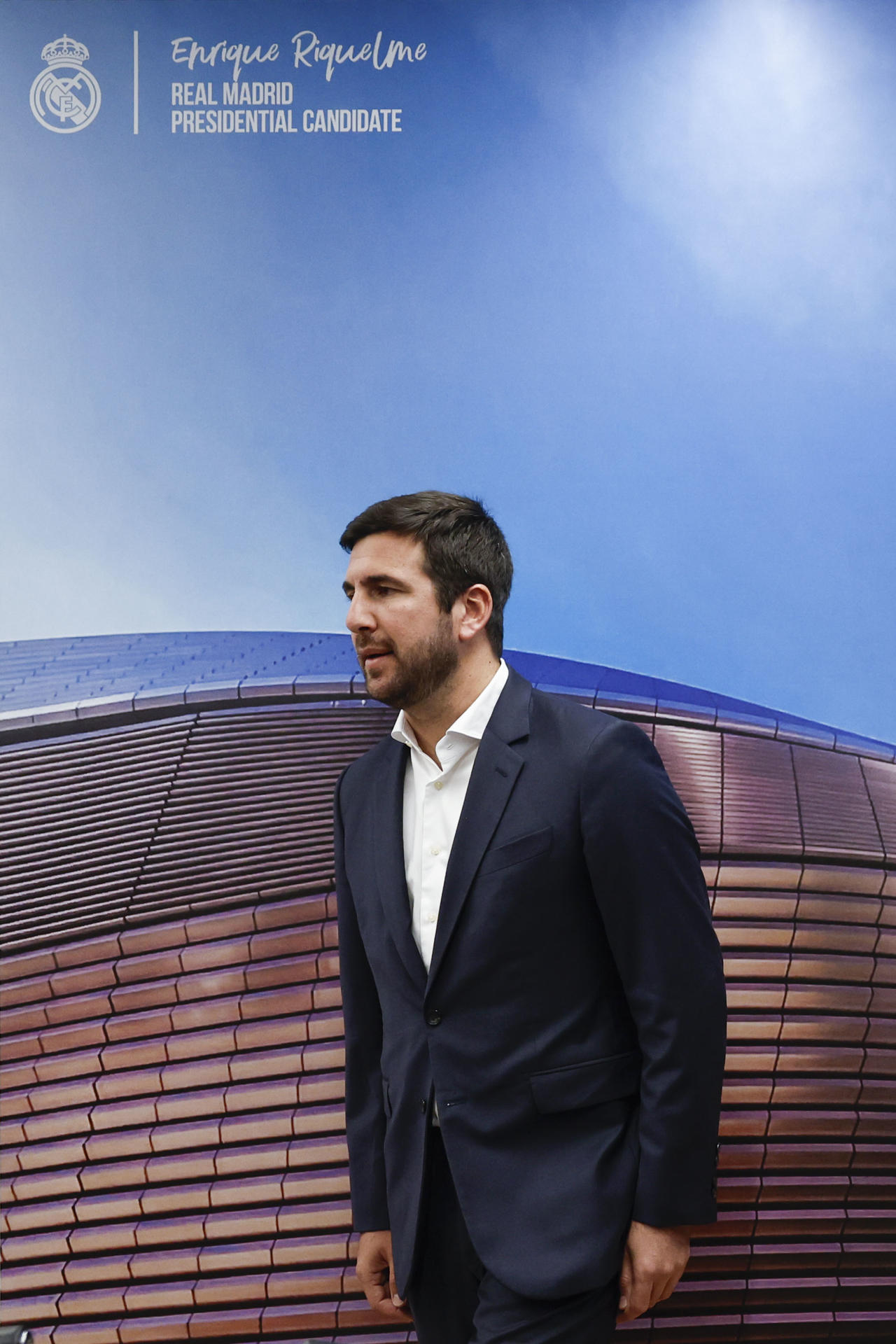Enrique Riquelme durante la apertura de su sede electoral, este lunes, en Madrid. Enrique Riquelme, candidato a la presidencia del Real Madrid, pidió a su rival en las elecciones, Florentino Pérez, debatir para comparar ideas "las veces que sean necesarias" y anunció que el próximo miércoles presentará de forma oficial el que será su proyecto dirigido a los socios del club blanco. EFE/Sergio Pérez
