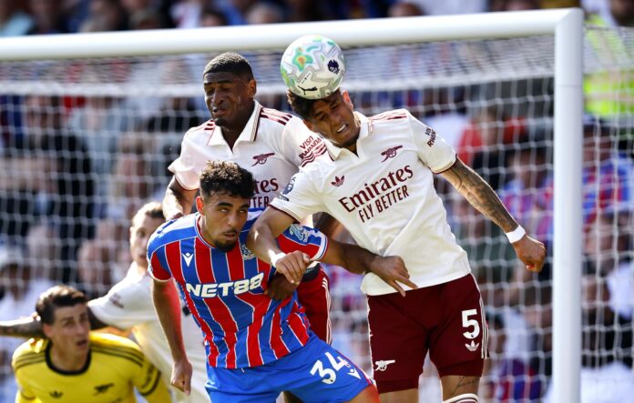 Piero Hincapie (d), del Arsenal, disputa un balón a Chadi Riad (i), del Crystal Palace, durante el partido disputado este domingo en la Premier League. EFE/ TOLGA AKMEN *Sólo uso editorial*
