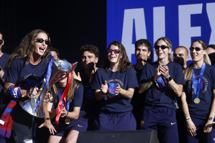 La centrocampista del FC Barcelona Alexia Putellas festeja este domingo el póquer de títulos logrado esta temporada, el último de ellos la Liga de Campeones conquistada al derrotar al Olympique de Lyon en Oslo (4-0). EFE/Quique García
