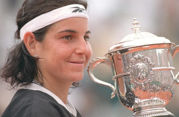 Fotografía de archivo del 6 de junio de 1998 de la tenista Arantxa Sánchez Vicario, posando con el trofeo de vencedora del Roland Garros. La argentina Gabriela Sabatini, la española Arantxa Sánchez Vicario y la brasileña María Esther Bueno figuran entre las campeonas que más han marcado la historia del Roland Garros en una exposición dedicada a la evolución del tenis femenino desde el siglo XIX hasta la actualidad mediante las conquistas deportivas, sociales y culturales de sus protagonistas. Con el título de 'Ellas suben a la red: una historia del tenis femenino', la exposición temporal abrió sus puertas en el Tenniseum con motivo de la edición 2026 de Roland-Garros, que se celebra en este momento en París. EFE/Paco Campos
