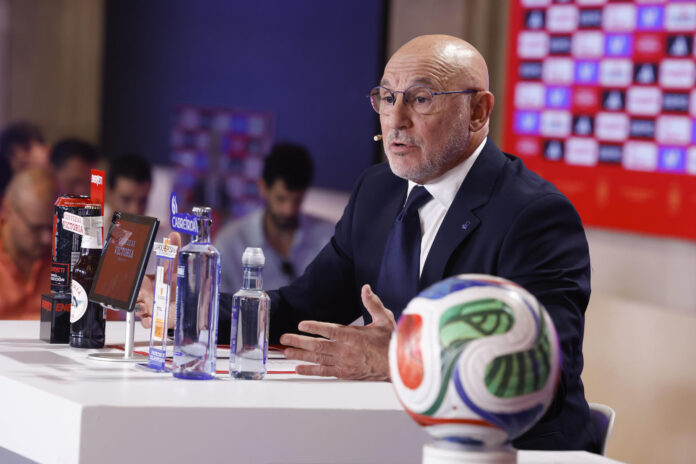 El seleccionador español, Luis de la Fuente, da la lista de convocados para el Mundial de 2026. EFE/ Javier Lizón
