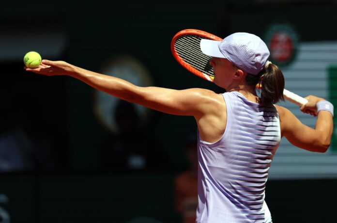 La polaca Iga Swiatek durante el partido ante la australiana Emerson Jones. EFE/EPA/MOHAMMED BADRA

