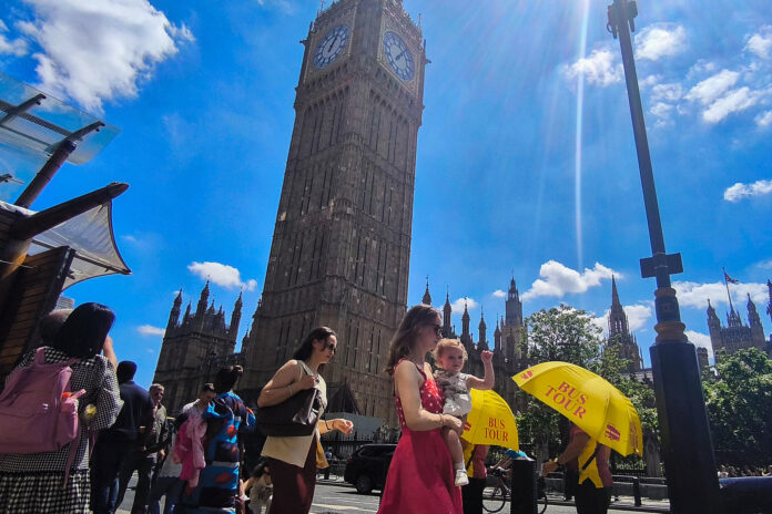 Varias personas pasean por Londres, en una jornada calurosa, en una imagen de archivo. EFE/ Guillermo Garrido
