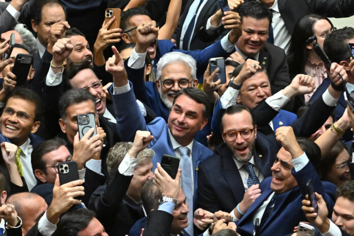 Imagen de archivo del senador Flávio Bolsonaro (c), hijo del expresidente de Brasil Jair Bolsonaro.. EFE/ Andre Borges
