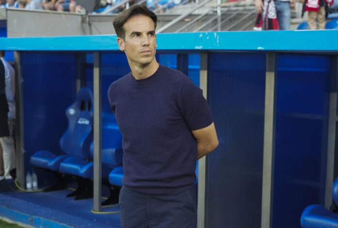 El entrenador del Rayo Iñigo Pérez, durante el partido de LaLiga de fútbol que Deportivo Alavés y Rayo Vallecano disputaron el 23 de mayo en el estadio de Mendizorroza, en Vitoria. EFE/ L. Rico
