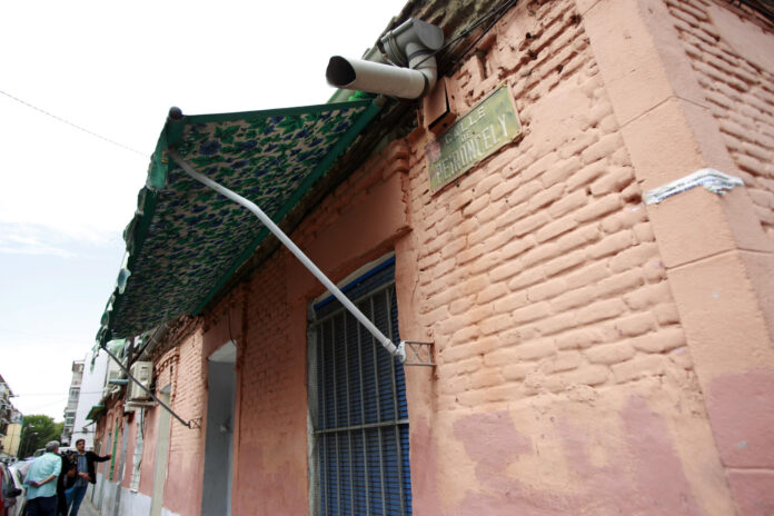 Vista de la casa situada en la calle Peironcely 10, en el madrileño distrito de Vallecas, uno de los espacios con los que el fotógrafo Robert Capa inmortalizó a niños víctimas de la Guerra Civil, una casa obrera cuya fachada aún guarda metralla alemana y que una veintena de colectivos pide proteger, en una imagen de archivo del 7 de julio de 2017. EFE/Darwin Carrión
