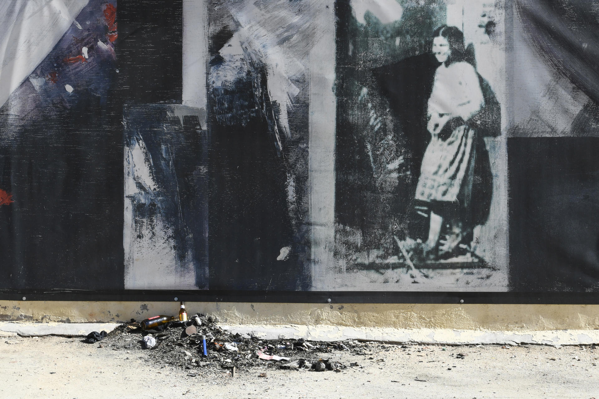 El mural dedicado a la memoria del reportero estadounidense Robert Capa, que fotografió durante la Guerra Civil (1936-1939) la casa del número 10 de la calle madrileña Peironcely, en Entrevías, bombardeada durante el conflicto, ha sido vandalizado. Imagen de archivo del 8 de septiembre de 2021. EFE/ Victor Lerena
