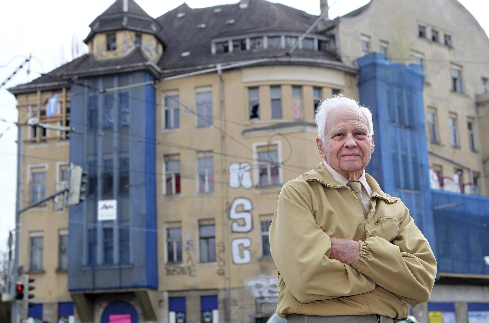 El veterano de guerra norteamericano de 92 años Lehman Riggs (izq) posa delante de la llamada "Casa de Capa" en Leipzig, Alemania, el jueves 12 de abril de 2012. El fotógrafo Robert Capa hizo una foto del soldado norteamericano Bowman, el 18 de abril de 1945, que fue tiroteado en un balcón de esta casa por un francotirador alemán. EFE/Jan Woitas
