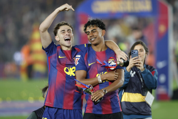 Los jugadores del FC Barcelona Gavi y Lamine Yamal celebrando el título de Liga. EFE/Andreu Dalmau.
