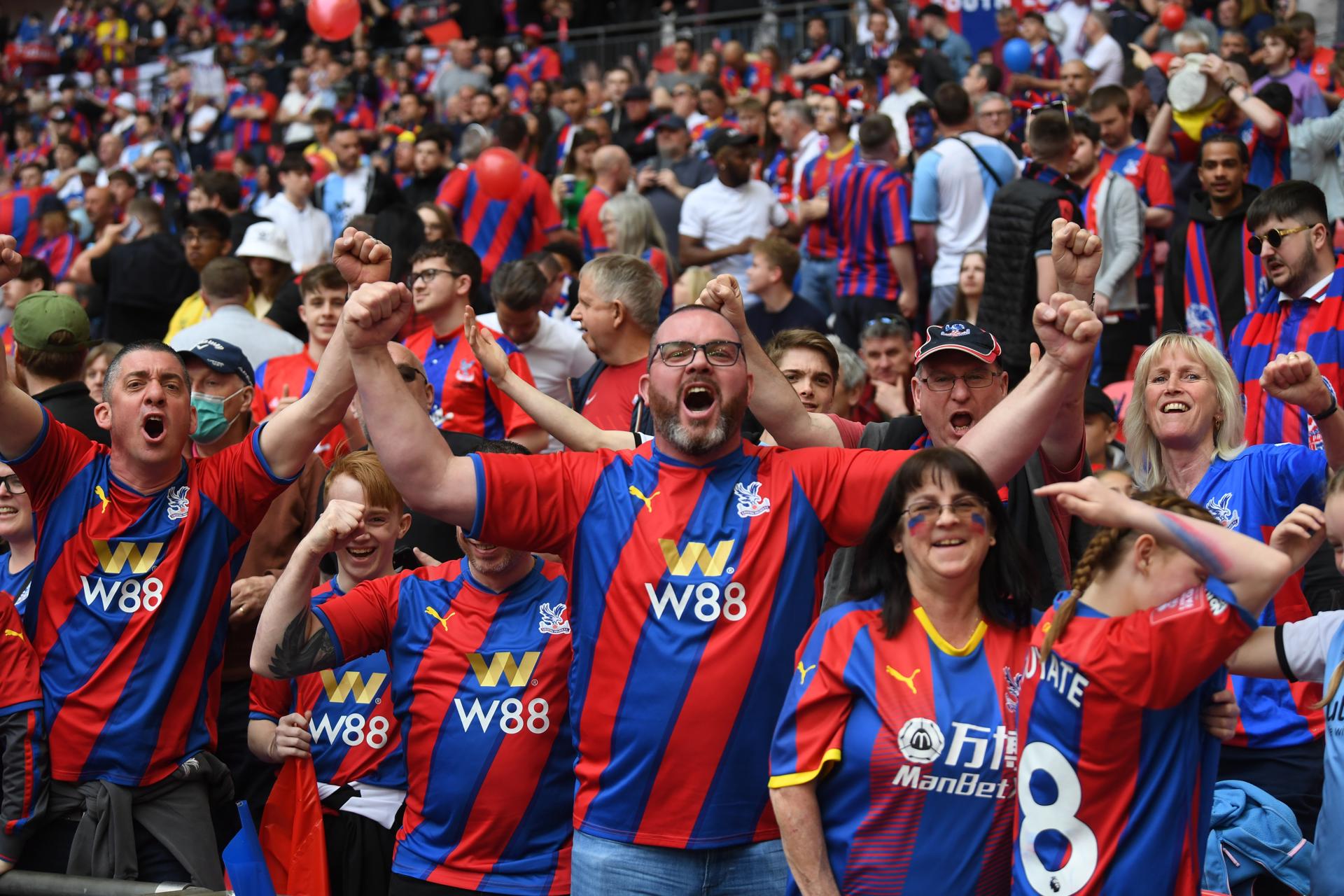 Fotografía de Neil Hall, en la que puede verse en una imagen de archivo del 17 de abril de 2022 a aficionados del Crystal Palace, durante un partido. EFE *Sólo uso editorial*
