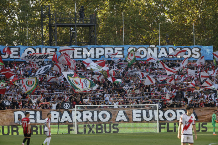 Fotografía de Juanjo Martín, en la que puede verse en una imagen de archivo del 2 de octubre 2025 a aficionados del Rayo Vallecano, durante un partido. EFE
