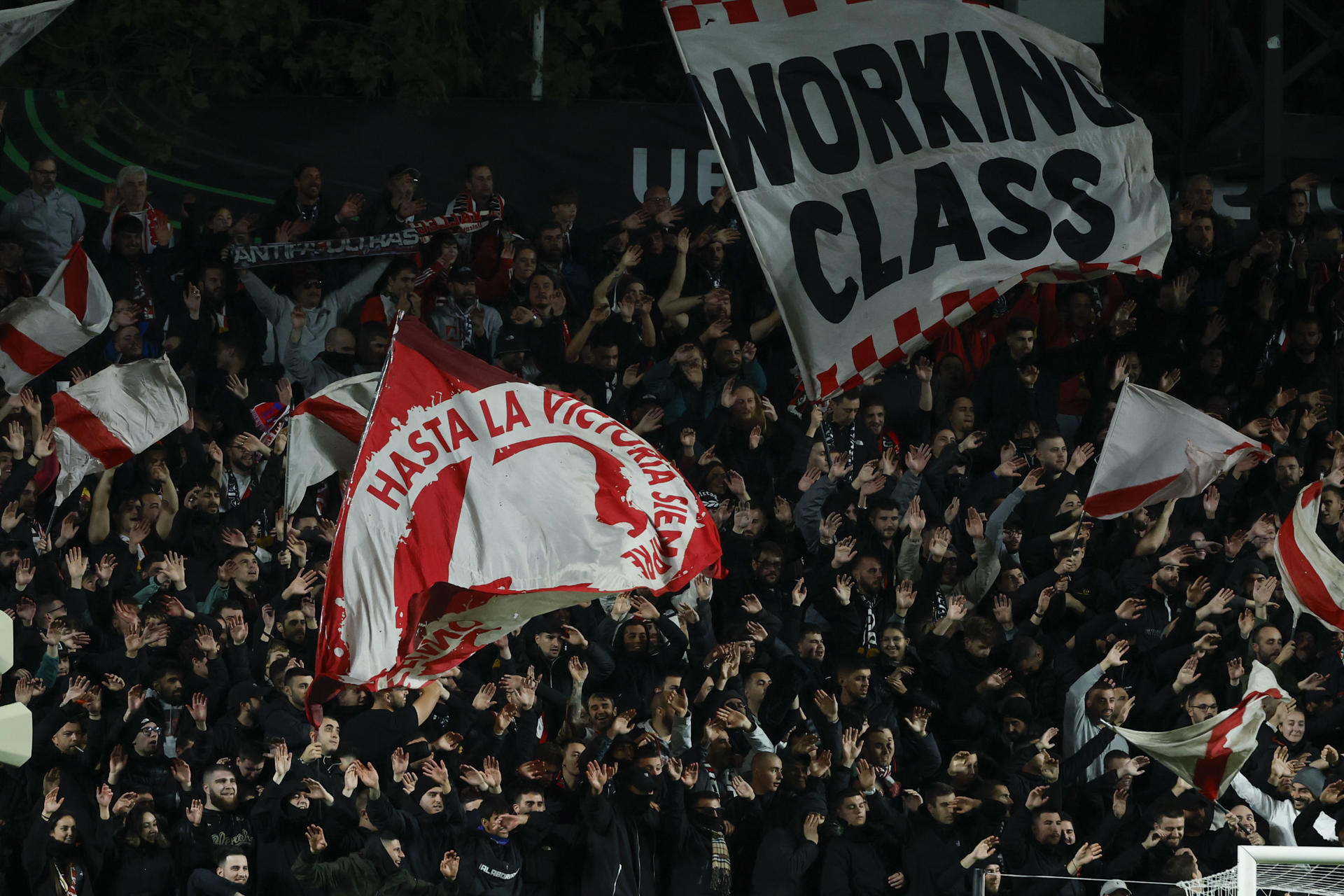 Fotografía de Juanjo Martín, en la que puede verse en una imagen de archivo del 6 de noviembre de 2025 a aficionados del Rayo, durante un partido. EFE
