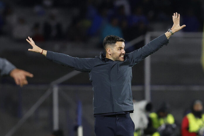 Fotografía de Sáshenka Gutiérrez, en la que puede verse en una imagen de archivo del 12 de julio de 2025 al técnico argentino Nicolás Larcamón, entonces al frente al Cruz Azul mexicano, durante un partido. EFE
