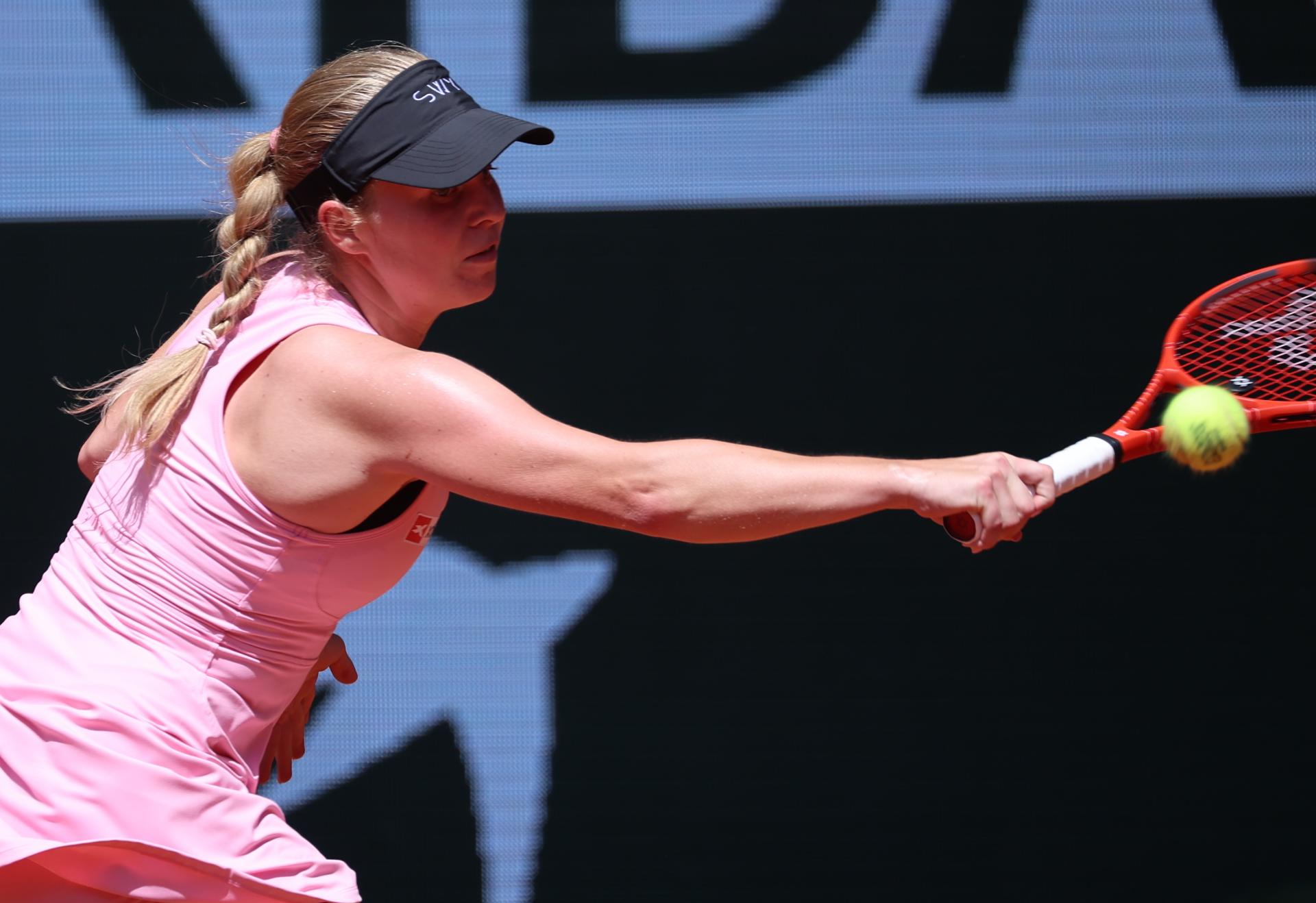 La tenista eslovena Veronika Erjavec, durante el partido de primera ronda de Roland Garros, disputado este lunes contra la kazaja Elena Rybakina. EFE/ CHRISTOPHE PETIT TESSON
