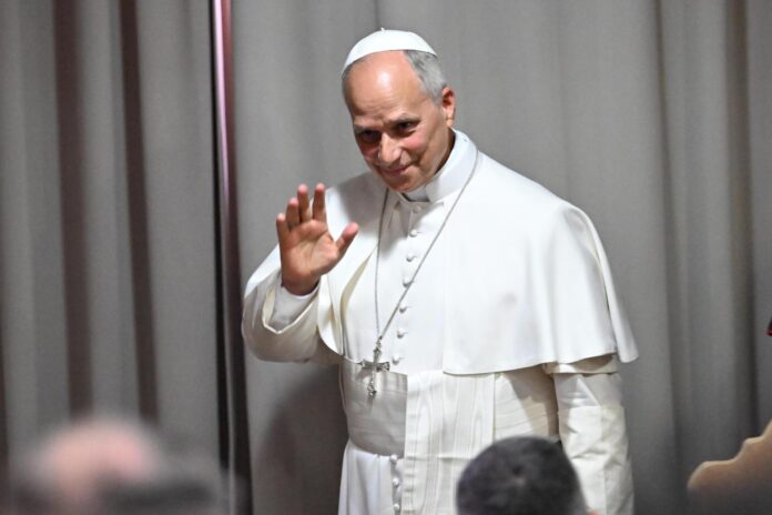 El Papa León XIV saluda a los participantes al marcharse al final de la presentación de su primera carta encíclica 'Magnifica humanitas', en la Ciudad del Vaticano, el 25 de mayo de 2026. Este documento se centra en la preservación de la dignidad humana en la era de la Inteligencia Artificial. (Papa) EFE/EPA/MAURIZIO BRAMBATTI
