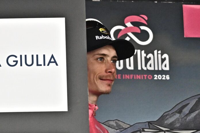 El ciclista danés Jonas Vingegaard (Visma Lease A Bike), ataviado con la 'maglia' rosa que le acredita como líder del Giro de Italia, este domingo. EFE/LUCA ZENNARO
