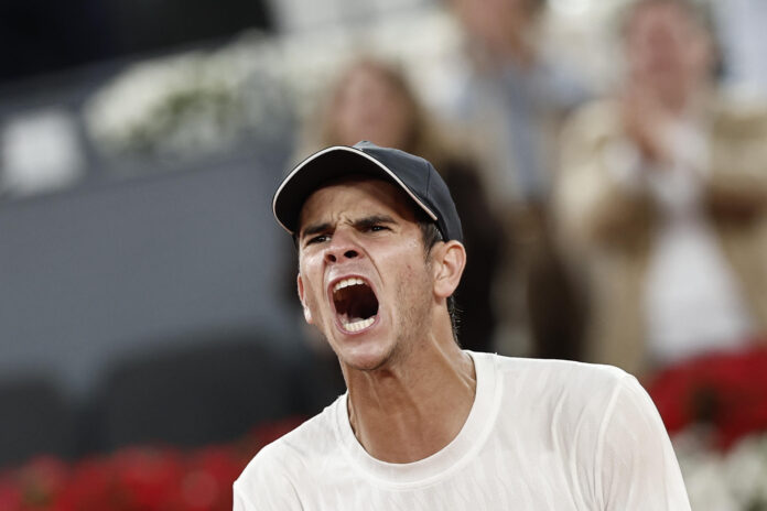 El tenista español Rafa Jódar celebra una victoria en el Mutua Madrid Open. EFE/ Sergio Pérez
