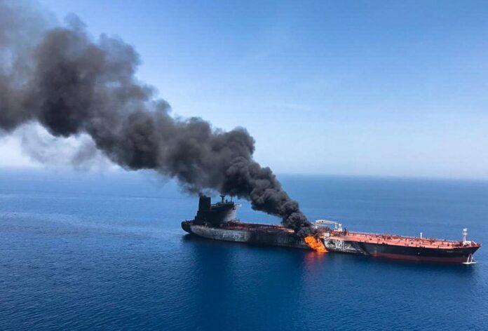 FOTO ARCHIVO. - Imagen que muestra el presunto buque petrolero noruego Front Altair en llamas, noruego Front Altai, cerca del estrecho de Ormuz, EFE/ Stringer
GULF OF OMAN ATTACK:Gulf Of Oman (---), 13/06/2019.- The crude oil tanker 'Front Altair' is on fire in the Gulf of Oman, 13 June 2019. According to the Norwegian Maritime Authority, the Front Altair caught fire in the Gulf of Oman after allegedly being attacked in the early morning of 13 June between the UAE and Iran. (Atentado, Incendio) EFE/EPA/STRINGER
