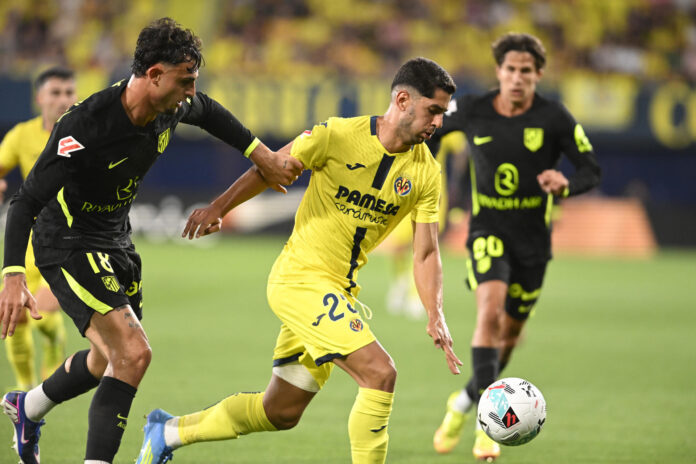 Pubill pugna con Ayoze Pérez en el Villarreal-Atlético de Madrid de este domingo. EFE/ Andreu Esteban
