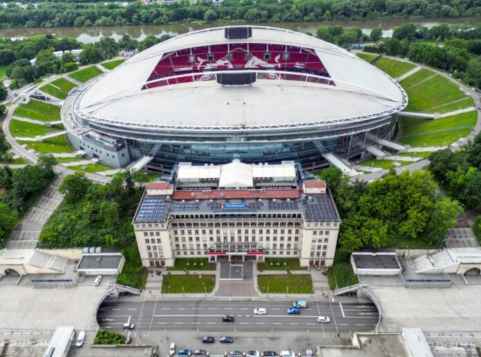 Fotografía de Hannibal Hanschke, en la que puede verse en una imagen de archivo del 28 de mayo de 2024 el Red Bull Arena, de Leipzig. EFE
