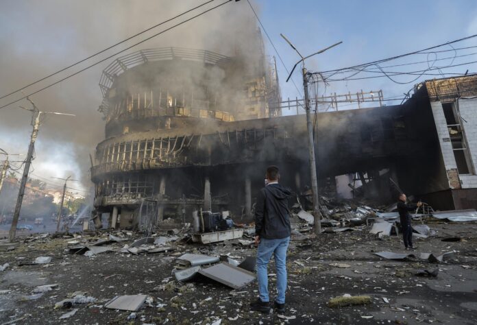 - Residentes locales se encuentran entre los escombros en el lugar de un ataque ruso a un centro comercial en Kiev, Ucrania, el 24 de mayo de 2026, en medio de la invasión rusa. Más de 600 drones y 90 misiles impactaron varios lugares en Kiev durante la noche del 24 de mayo, lo que resultó en al menos dos muertes confirmadas y más de 80 heridos, según el presidente ucraniano Volodymyr Zelensky. (Rusia, Ucrania, Kiev) EFE/EPA/SERGEY DOLZHENKO
