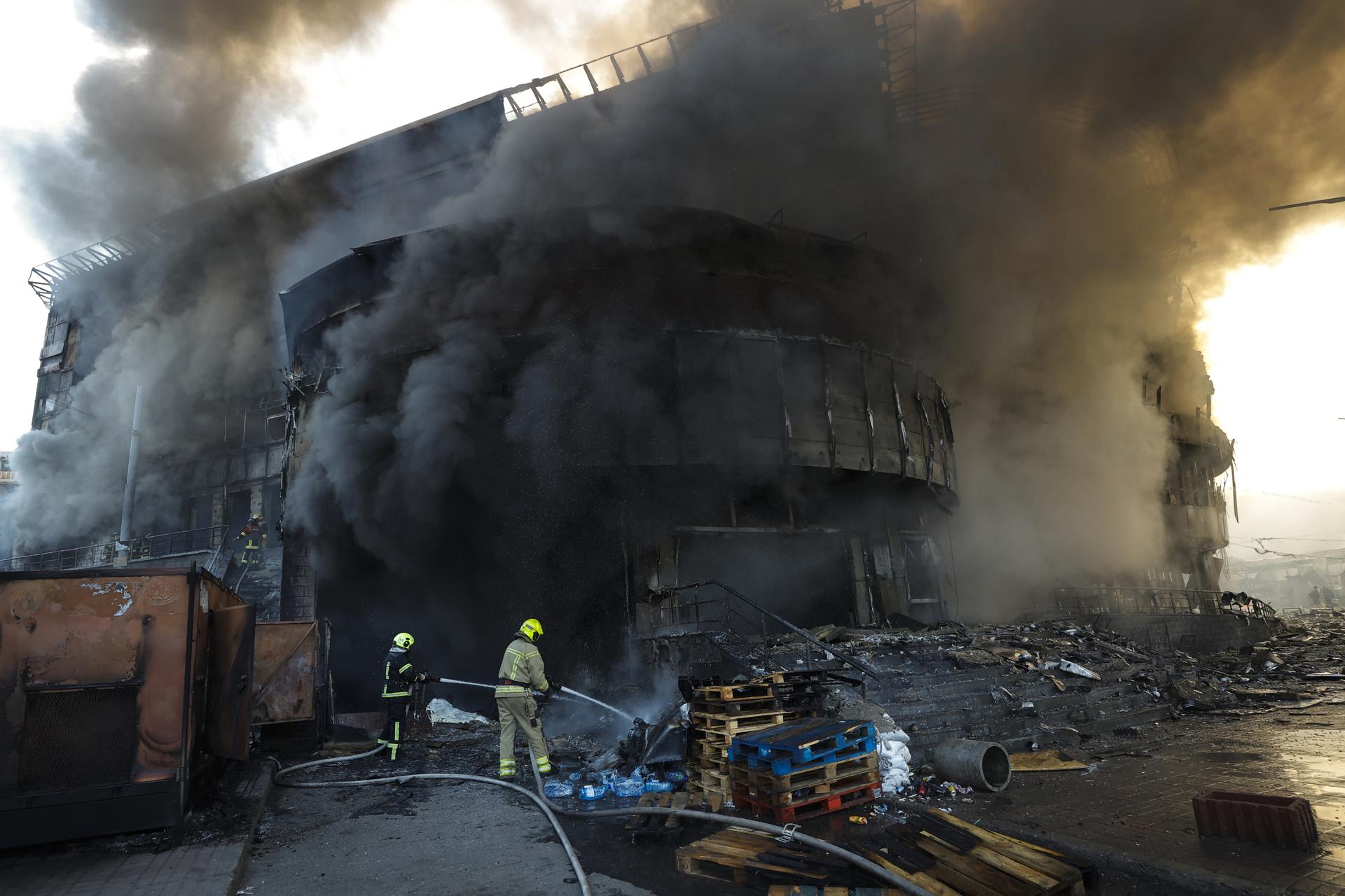 El humo se eleva mientras los rescatistas ucranianos trabajan en el lugar de un ataque ruso a un centro comercial en Kiev, Ucrania, el 24 de mayo de 2026, en medio de la invasión rusa. Más de 600 drones y 90 misiles atacaron varios lugares en Kiev durante la noche del 24 de mayo, lo que provocó al menos dos muertes confirmadas y más de 80 heridos, según el presidente ucraniano Volodymyr Zelensky. (Rusia, Ucrania, Kiev) EFE/EPA/SERGEY DOLZHENKO
