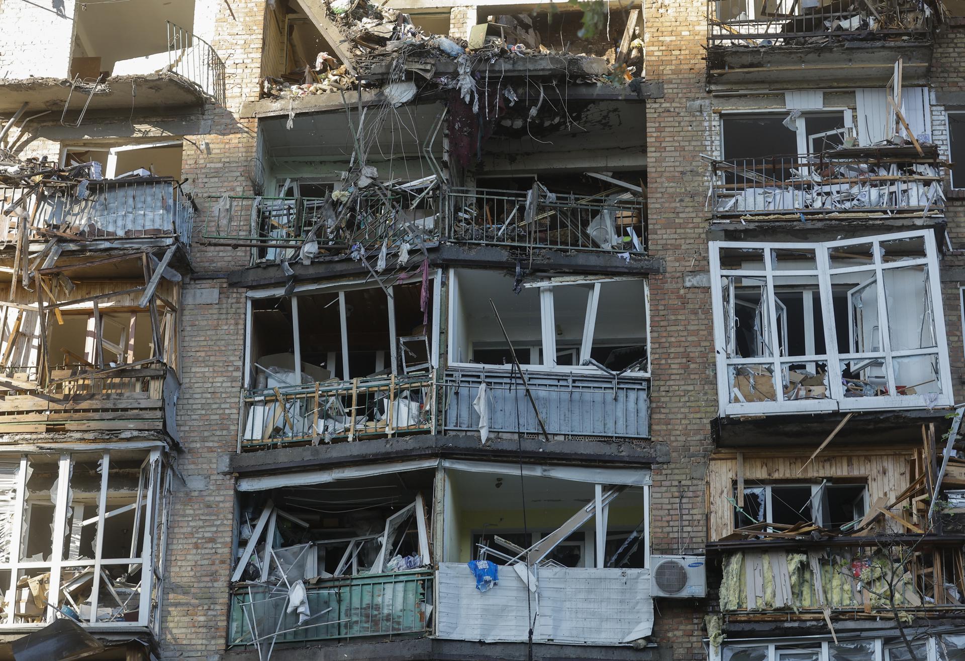La fachada de un edificio residencial muy dañado tras los ataques rusos a Kiev, Ucrania, el 24 de mayo de 2026, en medio de la invasión rusa. Más de 600 drones y 90 misiles alcanzaron varios lugares en Kiev durante la noche del 24 de mayo, lo que provocó al menos dos muertes confirmadas y más de 80 heridos, según el presidente ucraniano Volodímir Zelenski. (Rusia, Ucrania, Kiev) EFE/EPA/SERGEY DOLZHENKO
