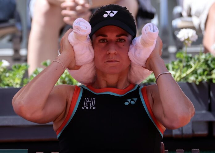 La húngara Anna Bondar sufre las altas temperaturas en su partido de primera ronda ante la ucraniana Elina Svitolina en Roland Garros en Paris, Francia. EFE/EPA/CHRISTOPHE PETIT TESSON
