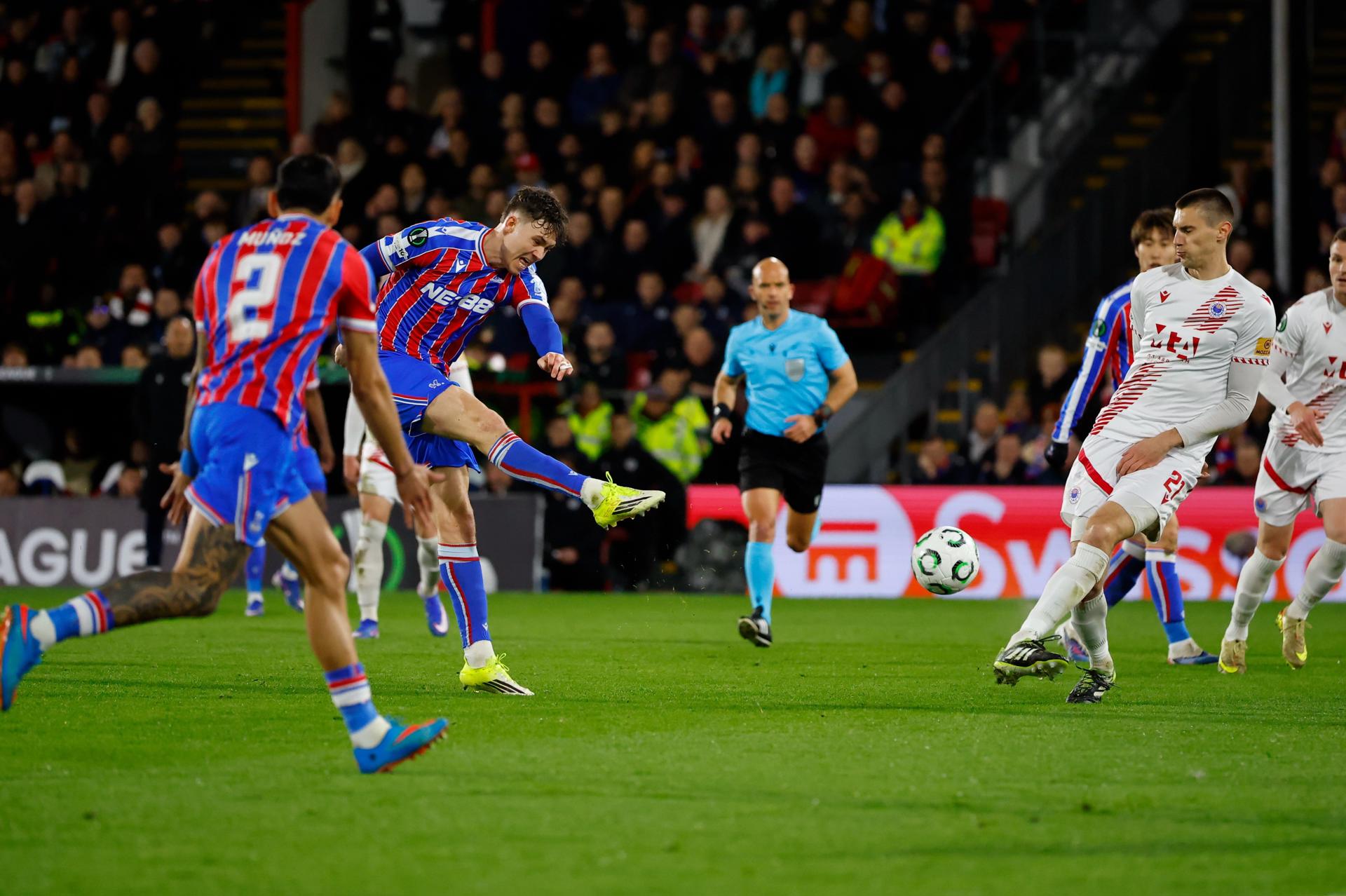 Fotografía de Tolga Akmen, en la que puede verse en una imagen de archivo del pasado 26 de febrero al futbolista del Crystal Palace Jorgen Strand Larsen (c-i). EFE
