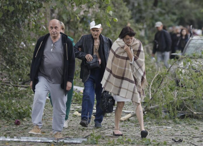 Residentes locales caminan en el lugar de un ataque ruso a un edificio residencial en Kyiv, Ucrania, el 24 de mayo de 2026, en medio de la invasión rusa. Más de 600 drones y 90 misiles golpearon varios lugares en Kyiv durante la noche del 24 de mayo, lo que resultó en al menos dos muertes confirmadas y más de 80 heridos, según el presidente ucraniano Volodymyr Zelensky. (Rusia, Ucrania, Kyiv) EFE/EPA/SERGEY DOLZHENKO

