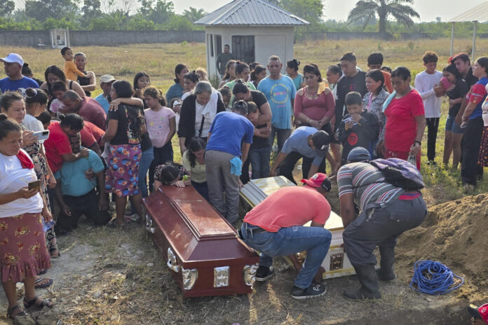 Fotografía del 22 de mayo de 2026 que muestra personas durante un funeral, en Rigores (Honduras). EFE/ Germán Reyes
