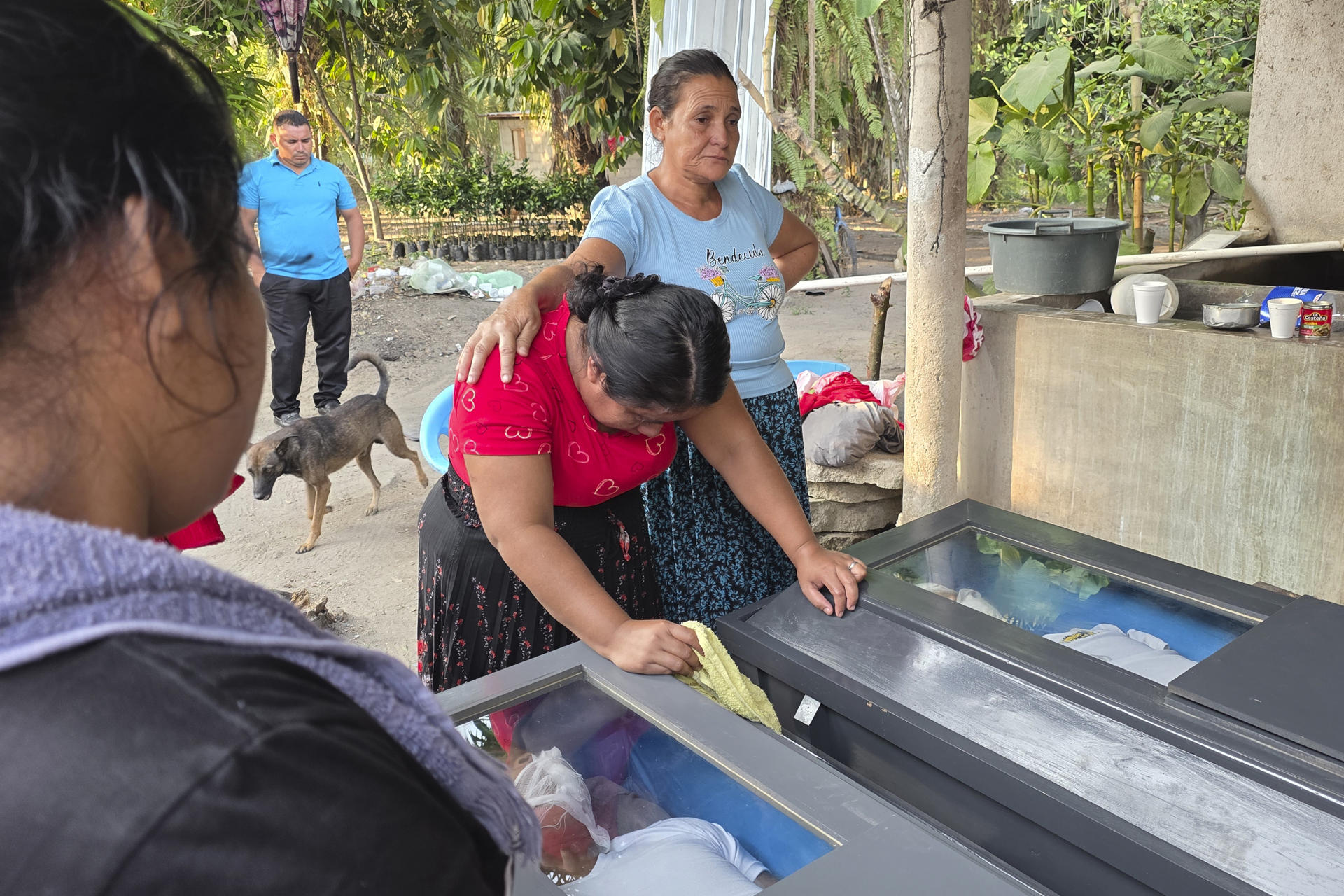 Mujeres reaccionan durante el velorio de los hermanos Elmer y Wilmer Suchite este viernes, en Rigores (Honduras). EFE/ Germán Reyes
