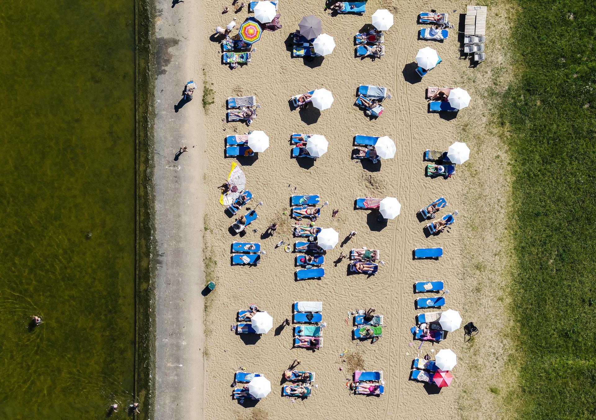 La gente disfruta del calor en una playa de Muiderberg, Países Bajos. EFE/EPA/REMKO DE WAAL