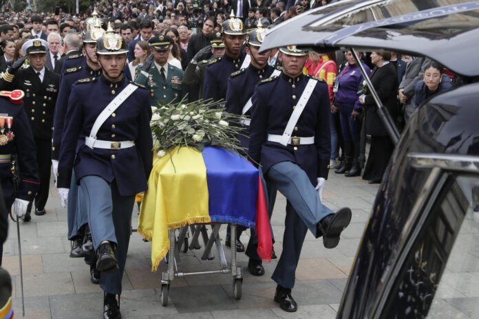 Fotografía de archivo del 13 de agosto de 2025 que muestra integrantes del Batallón Guardia Presidencial cargando el féretro del fallecido senador y precandidato presidencial Miguel Uribe Turbay, en Bogotá (Colombia). EFE/Carlos Ortega / ARCHIVO
