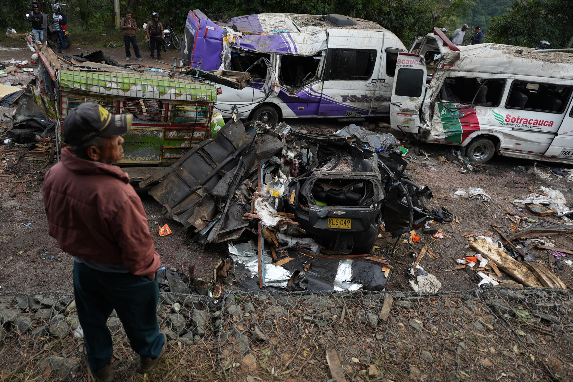 Fotografía de archivo del 26 de abril de 2026 que muestra vehículos destruidos por un atentado ocurrido en la Vía Panamericana, en Cajibío (Colombia). EFE/Ernesto Guzmán / ARCHIVO
