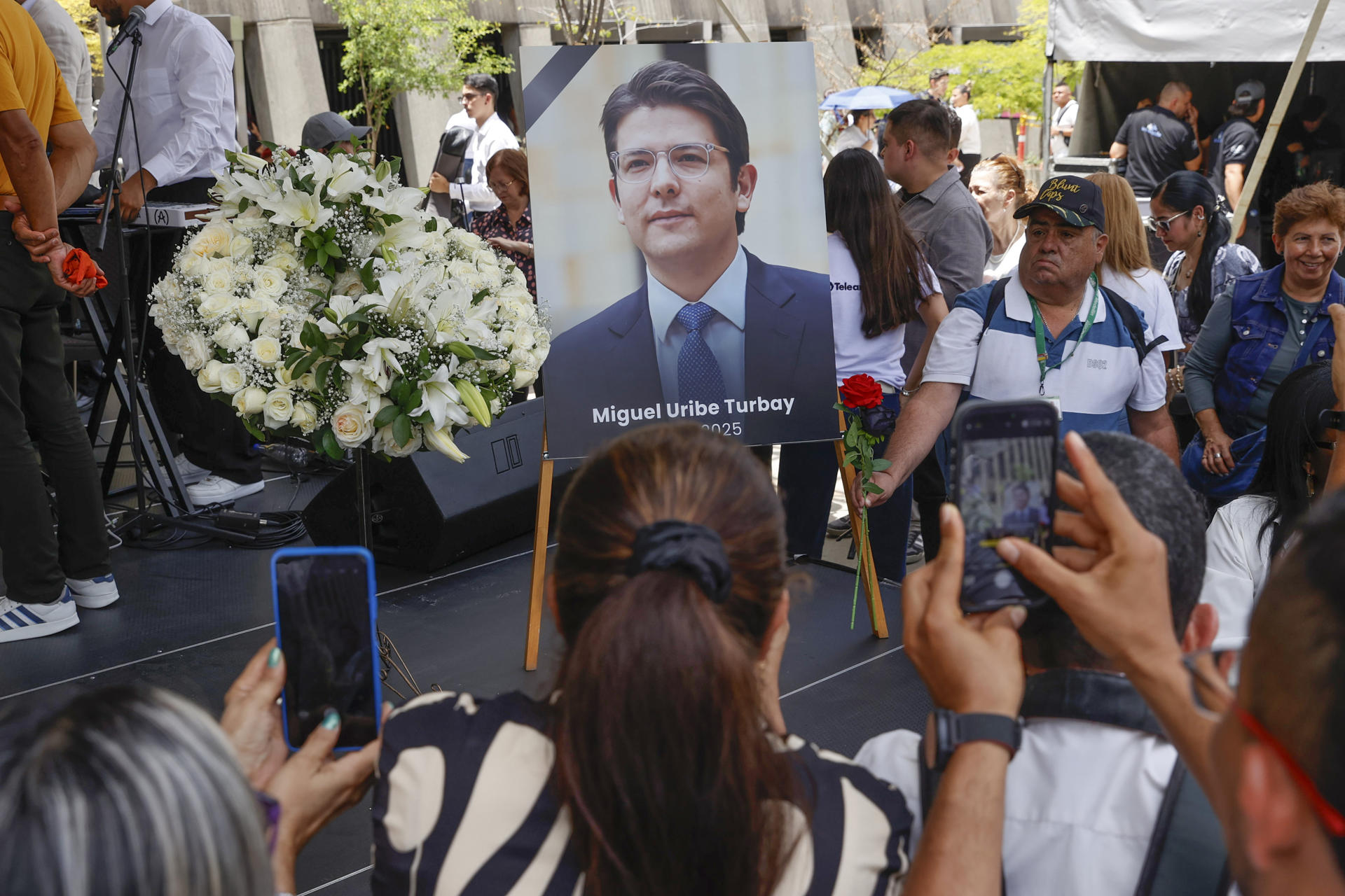 Fotografía de archivo del 12 de agosto de 2025 que muestra  personas tomando fotografías a una imagen del fallecido senador y precandidato de Colombia, Miguel Uribe Turbay, durante un homenaje en Medellín (Colombia). EFE/ Mauricio Dueñas Castañeda / ARCHIVO

