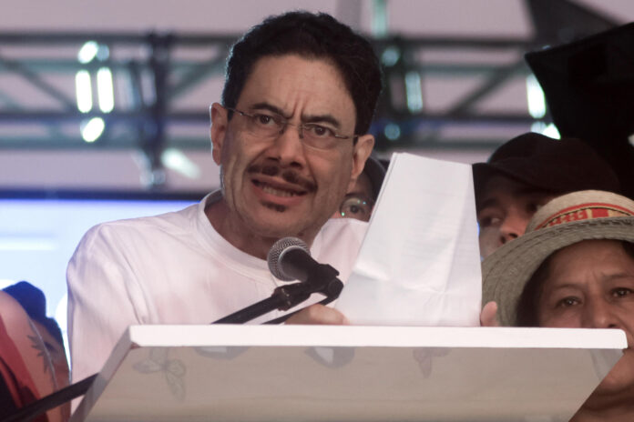 El candidato por el partido Pacto Histórico a la Presidencia de Colombia, Iván Cepeda, pronuncia un discurso durante su cierre de campaña este sábado, en La Boquilla (Colombia). EFE/ Ricardo Maldonado Rozo
