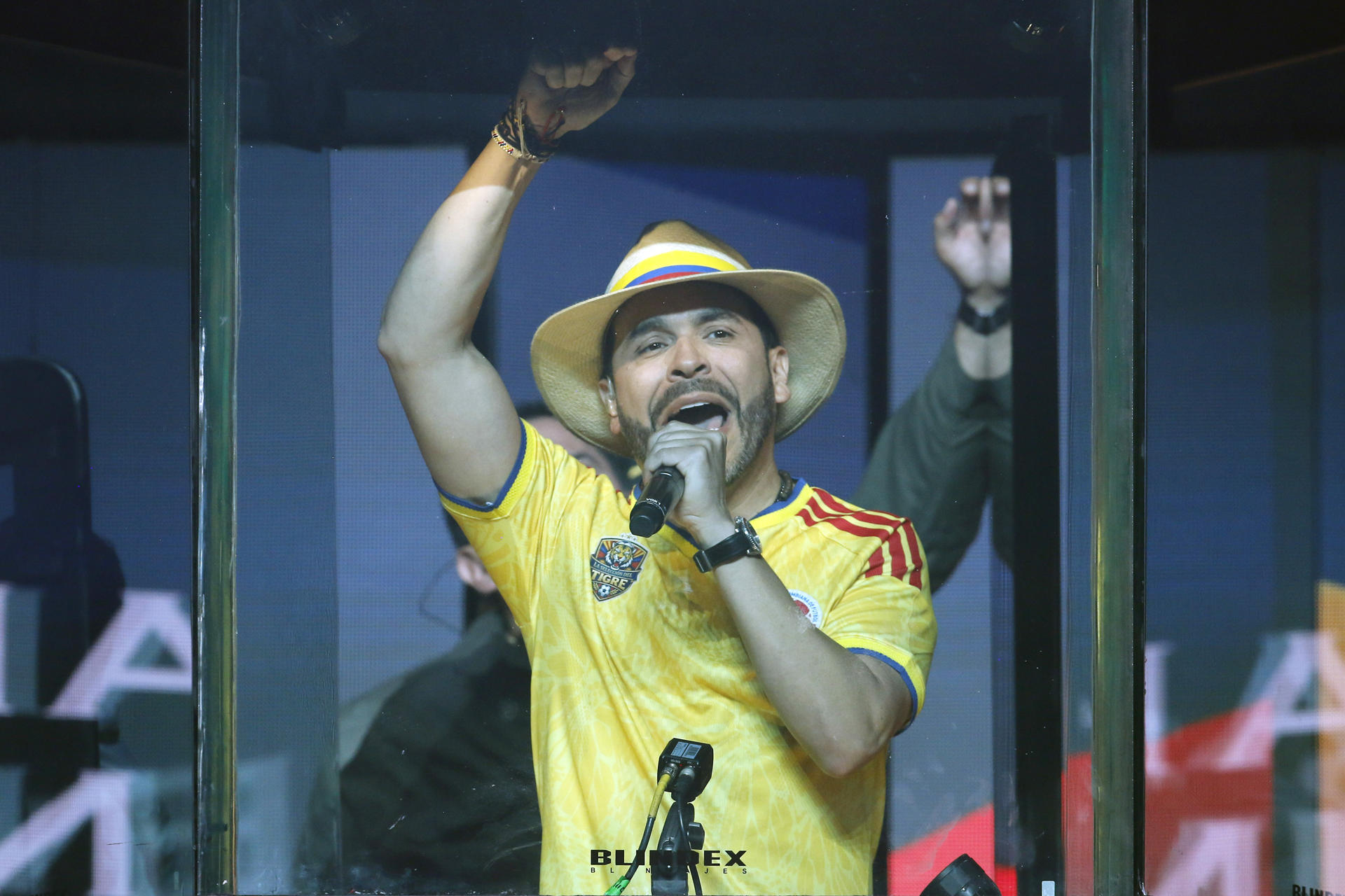 El candidato a la residencia de Colombia Abelardo de la Espriella pronuncia su discurso de cierre de campaña este domingo, en Medellín (Colombia). EFE/ STR