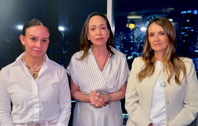 Captura de video publicado en la cuenta oficial de la red social X @PalomaValenciaL de la candidata presidencial colombiana Paloma Valencia (d) acompañada por María Claudia Tarazona (i), viuda del asesinado senador y precandidato presidencial Miguel Uribe Turbay y de la líder opositora venezolana y premio nobel de la paz María Corina Machado (c). Machado se reunió en Panamá con Paloma Valencia, y le expresó su apoyo a su aspiración política y a la democracia en su país, informaron este lunes fuentes del comando electoral de Valencia. EFE/ @PalomaValenciaL
