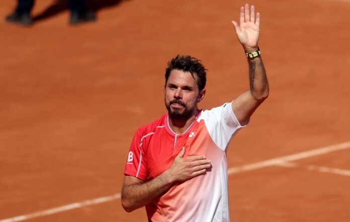 El tenista Stan Wawrinka se despide de Roland Garros, el torneo en el que el suizo ganó su segundo Grand Slam, allá por 2015. EFE/EPA/MOHAMMED BADRA
