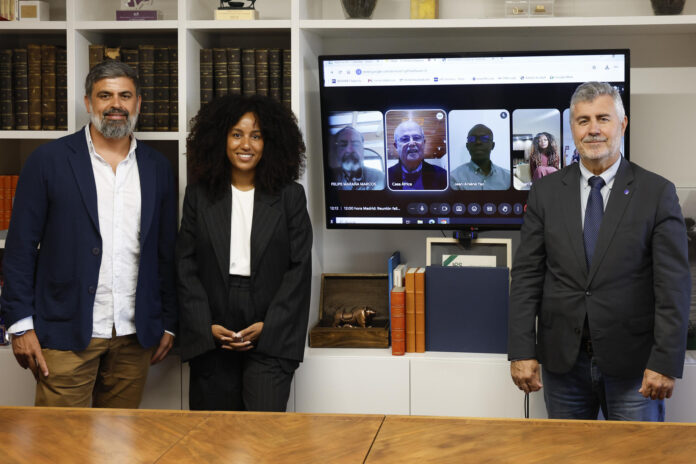 Los mimebros del jurado del Premio Saliou Traoré: el periodista de la Cadena SER Nicolás Castellano Flores (i), la responsable de Comunicación de la Fundación Mujeres por África,  Antonina Cupe (2i), el presidente de la Agencia EFE, Miguel Ángel Oliver (d) y el resto por videoconferencia posan antes de anunciar el fallo en la sede de la Agencia EFE en Madrid. El pódcast documental 'La Provincia 53' de la emisora Onda Cero ha ganado el VIII Premio Saliou Traoré de periodismo en español sobre África, concedido por Casa África y la Agencia EFE, por su ejercicio de memoria y reflexión sobre la presencia española en el Sáhara Occidental, ha anunciado este lunes el jurado del galardón.  EFE/ Ballesteros
