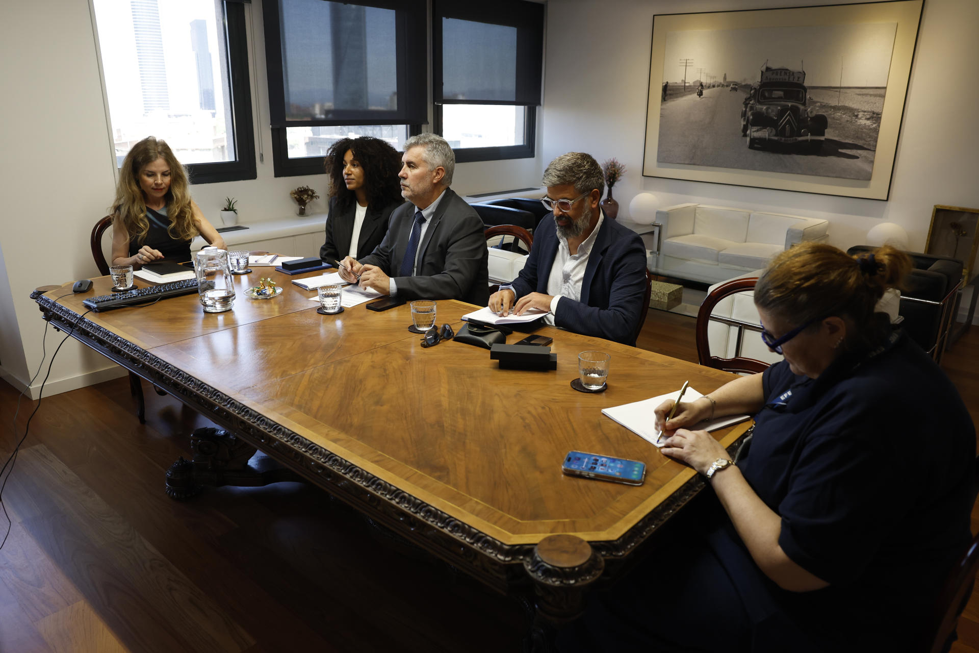 Los mimebros del jurado del Premio Saliou Traoré: el periodista de la Cadena SER Nicolás Castellano Flores (2d), la responsable de Comunicación de la Fundación Mujeres por África,  Antonina Cupe (2i) y el presidente de la Agencia EFE, Miguel Ángel Oliver (d) deliveran antes de anunciar el fallo en la sede de la Agencia EFE en Madrid. El pódcast documental 'La Provincia 53' de la emisora Onda Cero ha ganado el VIII Premio Saliou Traoré de periodismo en español sobre África, concedido por Casa África y la Agencia EFE, por su ejercicio de memoria y reflexión sobre la presencia española en el Sáhara Occidental, ha anunciado este lunes el jurado del galardón.  EFE/ Ballesteros
