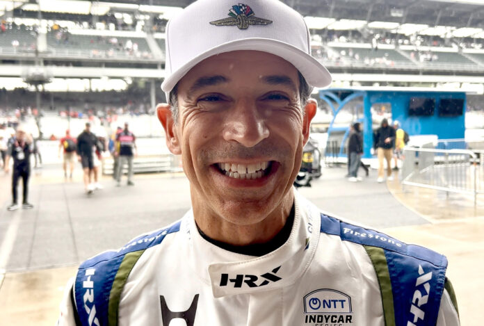 El piloto de automovilismo Hélio Castroneves reacciona durante una entrevista con EFE el 24 de mayo de 2026 en Indianápolis (EE.UU.). EFE/Andrea Montolivo

