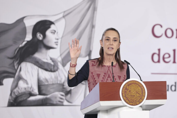 La presidenta de México, Claudia Sheinbaum, habla durante una rueda de prensa este lunes, en el Palacio Nacional de Ciudad de México (México). EFE/ José Méndez
